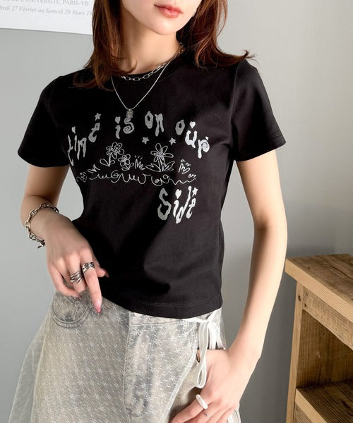 【mily bilet】大人の上品グラフティ。ハンドペイントライクシルバープリントコンパクトTシャツ mi1329023