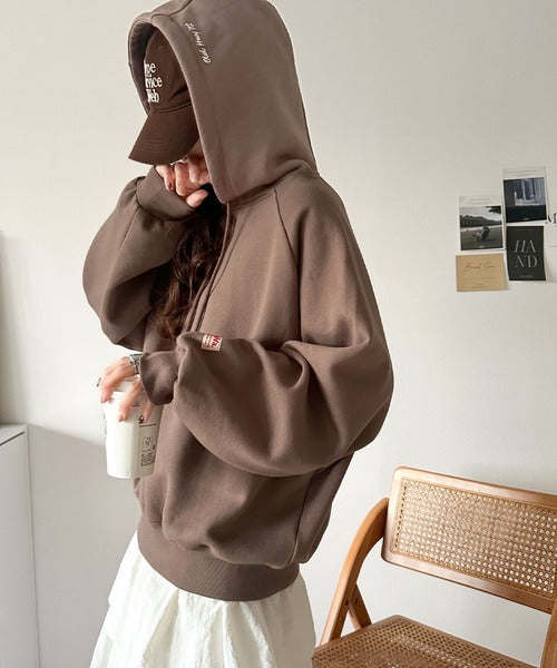 《JaVaジャバコラボ》デイリーもお出かけも、ゆるっと可愛く決まる♪バック刺繍裏起毛パーカー(長袖) jv1330044
