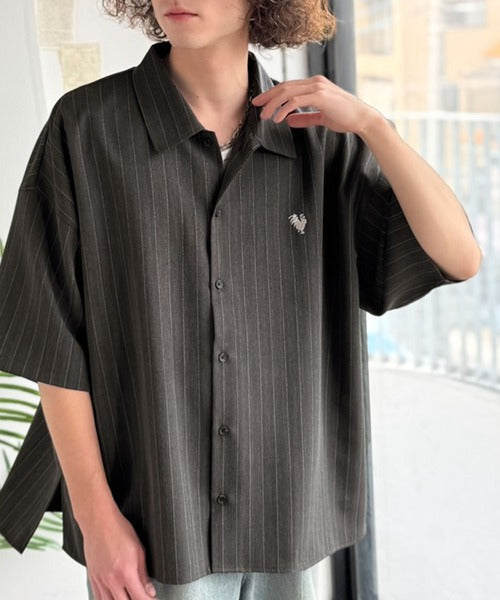 《JaVaジャバコラボ》羽織りとしても重宝する、汎用性の高さが魅力！刺繍入り ヘリンボーン織ストライプ柄 オーバーサイズ半袖シャツ jo1010044