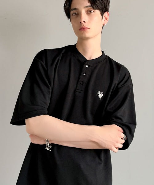 「大人びた遊び心。」刺繍入りハイクオリティダブルフェイス素材バンドカラーポロシャツ／Embroidered High-Quality Double Face Band Collar Polo co1150027