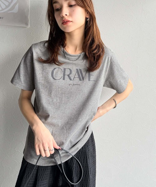 【sustaina+】垢抜けた大人カジュアル。オーガニックコットン100％フロッキーロゴプリントTシャツ ce1260398