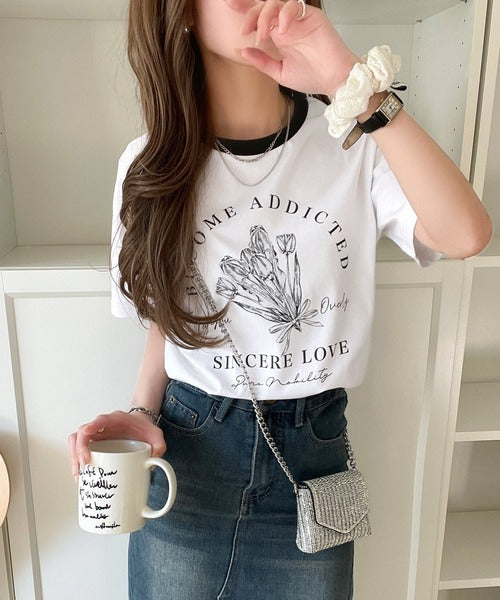 トレンドのディテールが魅力。シルケットフラワーカーブロゴリンガー半袖Tシャツ ce1020196