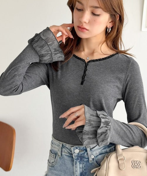 【mily bilet】大人フェミニンを叶える。袖フリルレースヘンリーネックトップス mi1359050