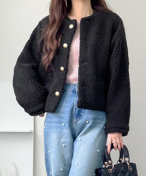 【mily bilet】リッチ感漂うゴールド釦×ふんわりボアで、羽織るだけで華やかに。エンブレムボタン使いボアジャケット mi1329051