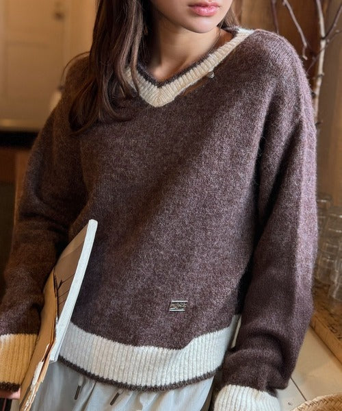 【mily bilet】上品に、可愛く。大人の抜け感を演出する。スリット見せロゴプレート使い配色Vネックニットプルオーバー（長袖） mi1029156
