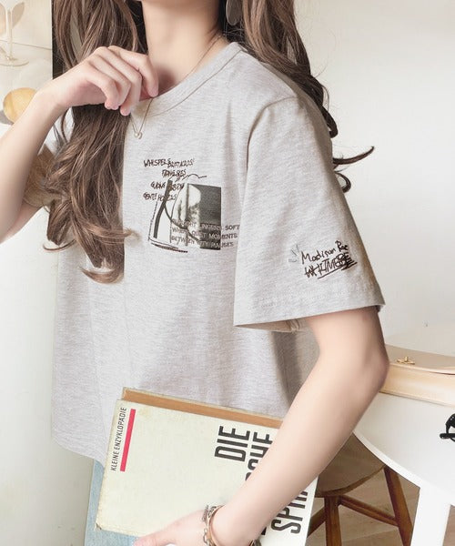 ラフでも品格、シンプルでも存在感。オーガニックコットン混 綿100％ グラフィック飛び刺繍フォトTシャツ（半袖） ce1260537