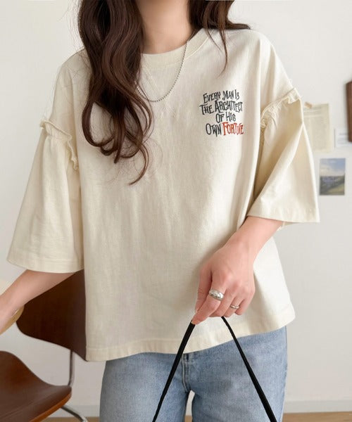 ほどよい甘さと抜け感を。大人かわいい綿100%袖フリル胸刺繍トップス(半袖) ce1020338
