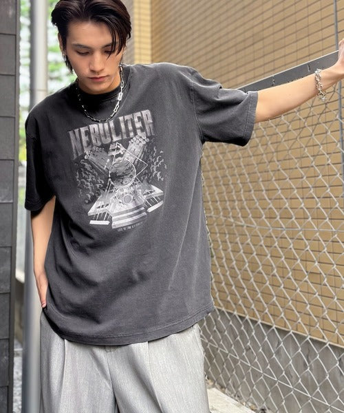 「1着でキマる。」ピグメント加工マットグラフィック柄Tシャツ / Pigment-Washed Matte Graphic T-Shirt co1150028