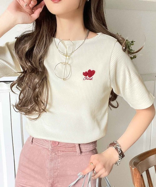 胸元にキュン。ハートサガラ刺繍テレコリブ素材ボートネックTシャツ（半袖） ce1330019