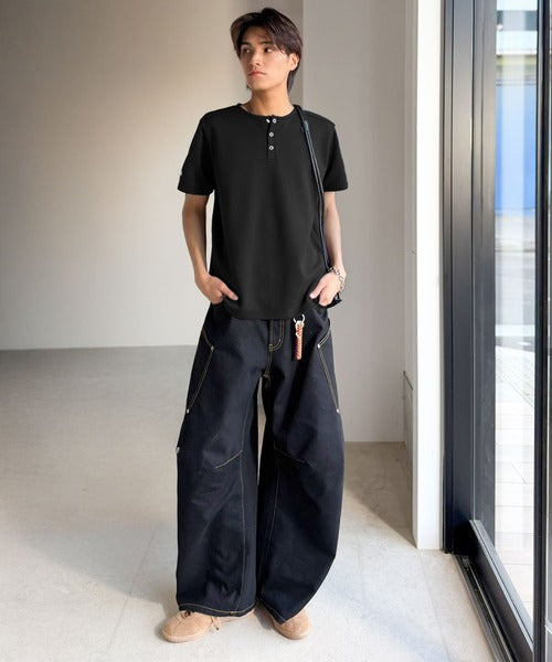 【接触冷感機能付き】肩切り替えショート丈ダンボール素材ヘンリーネックTシャツ／Shoulder Panel Cropped Double-Knit Henley T-Shirt co1010056