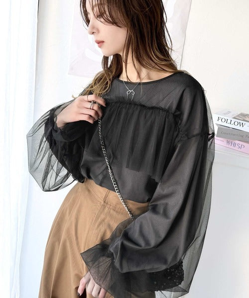 大人カジュアルからフェミニンスタイルまで大活躍。チュール重ねフリルプルオーバー（長袖） ce1330025