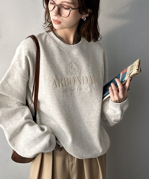 《JaVa ジャバコラボ》微配色刺繍の上品ロゴデザイン。刺繍カレッジロゴ裏起毛スウェット jv1330040