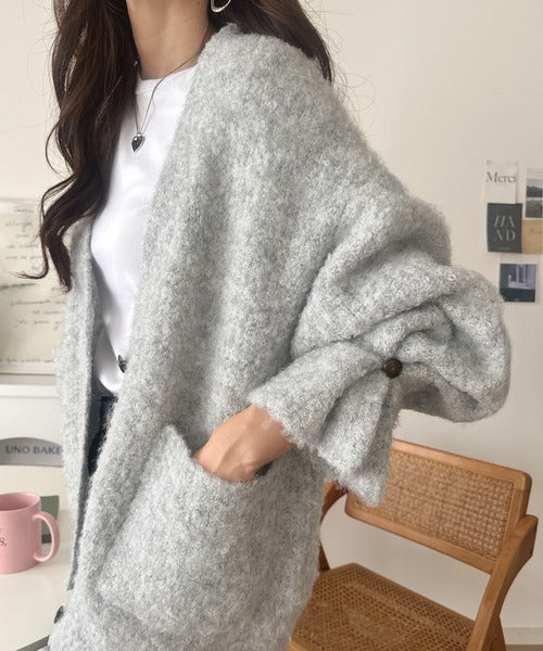 袖まで可愛い、ゆるっと愛されシルエット。キャンディスリーブ袖ボタンブークレーカーディガン ce1410020