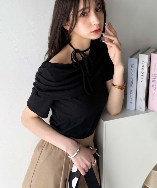 視線を奪う、美デコルテ。華奢見えを叶える、絶妙ドレープが◎ タイ付き五分袖オフショルトップス ce1240086