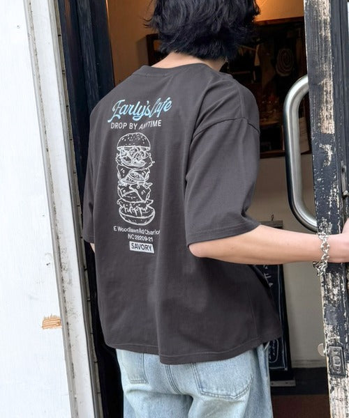 《JaVaジャバコラボ》遊び心のあるカフェロゴが映えるバックプリントT。刺繍使いハンバーガーデザインTシャツ jo1320016