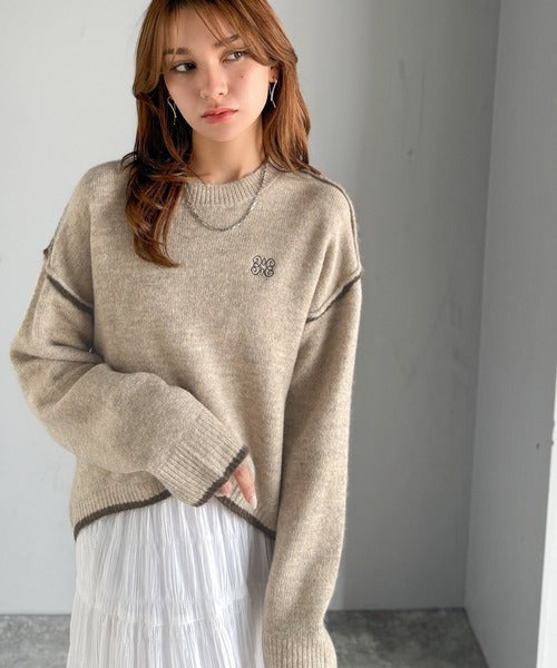 【mily bilet】シンプルながらも個性が引き立つ。アウトリンキング胸刺繍ミックスニット mi1329038