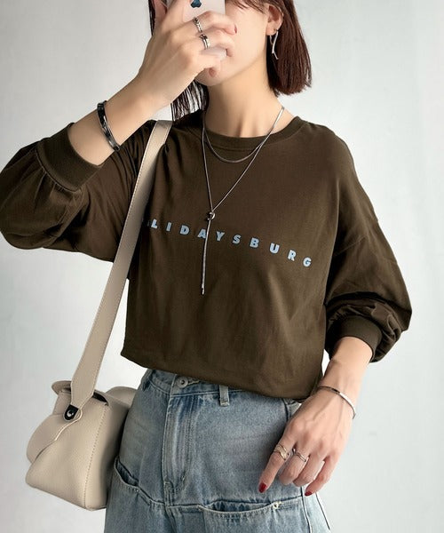 大人の上品カジュアルを楽しむ。ゆったりシルエット 綿100％シルケット風シンプル英字ロゴTシャツ（長袖） ce1330048