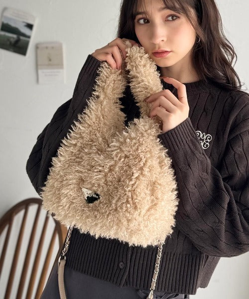 【mily bilet】ふわふわ感と高級感で、季節のおしゃれを格上げ。ロゴプレート使いプードルファーラウンドバッグ mi1179060