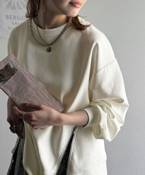 トレンド感と遊び心をプラス。袖口ワンポイント刺繍アシメファスナーラウンドネックロンT（長袖） ce1265003
