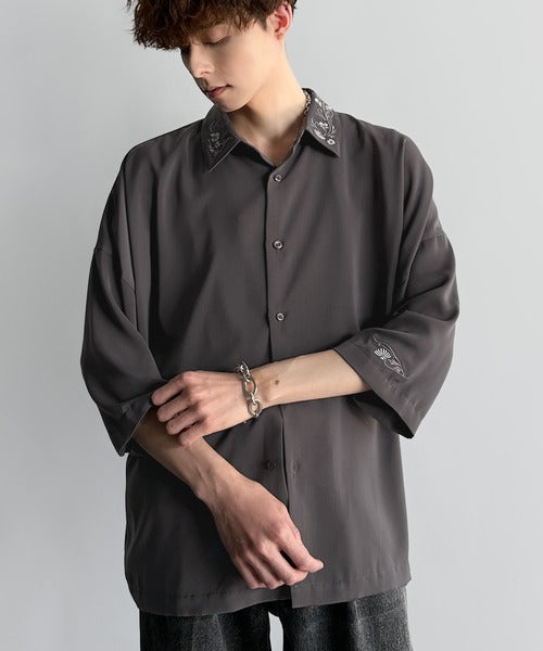「雰囲気アガる。」衿刺繍ドレープドルマンシャツ／Embroidered Collar Draped Dolman Shirt co1010004