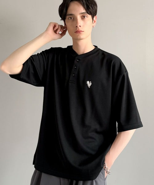 「大人びた遊び心。」刺繍入りハイクオリティダブルフェイス素材バンドカラーポロシャツ／Embroidered High-Quality Double Face Band Collar Polo co1150027