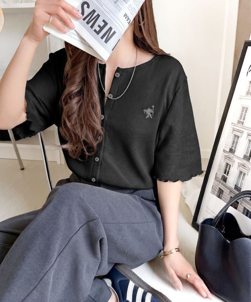 小さめ刺繍の上品さで、ラフなのにきれい見え。胸刺繍メロウワッフルカーディガン（半袖） ce1110192