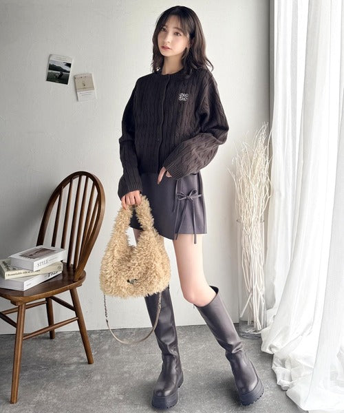 【mily bilet】ふわふわ感と高級感で、季節のおしゃれを格上げ。ロゴプレート使いプードルファーラウンドバッグ mi1179060
