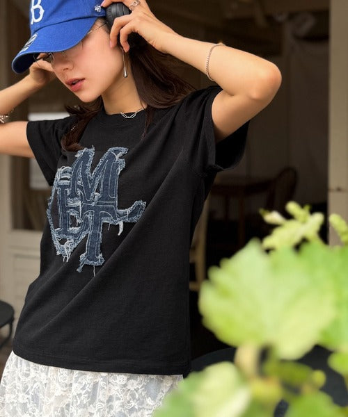 【mily bilet】遊び心を忍ばせておしゃれを一新。デニムフリンジワッペン使いTシャツ mi1329037