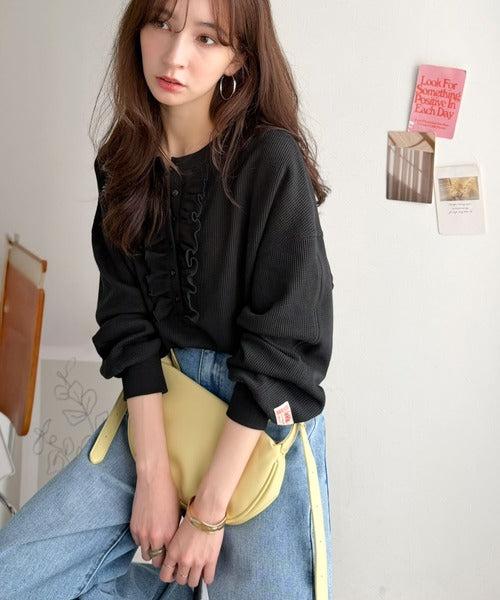 《JaVaジャバコラボ》ラフなのに、ほんのり甘い。ワッフルフリルヘンリーネックトップス（オーバーサイズ） jv1020409
