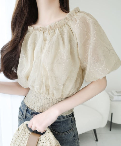 【mily bilet】あなたのスタイルにさらなる魅力をプラス。オフショル2WAY花柄コード刺繍バックリボンブラウス mi1139077