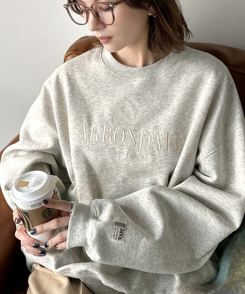 《JaVa ジャバコラボ》微配色刺繍の上品ロゴデザイン。刺繍カレッジロゴ裏起毛スウェット jv1330040