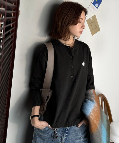 《Javaジャバコラボ》顔周りスッキリ&胸元刺繍で映える♪配色刺繍ヘンリーネックニット jv1240110