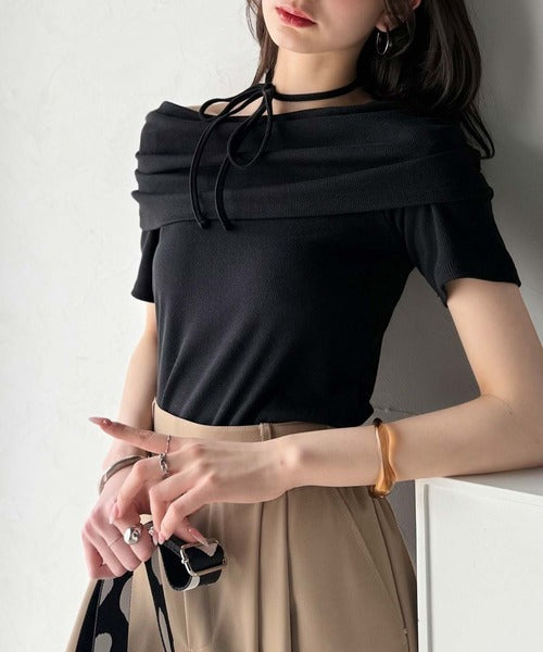 視線を奪う、美デコルテ。華奢見えを叶える、絶妙ドレープが◎ タイ付き五分袖オフショルトップス ce1240086