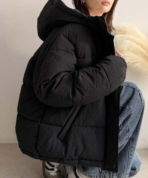 《JaVaジャバコラボ》男女兼用で楽しめる！ふんわり暖かな冬の相棒。フード付きサッカー素材中綿ブルゾン（ショート丈） jv1240140