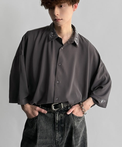 「雰囲気アガる。」衿刺繍ドレープドルマンシャツ／Embroidered Collar Draped Dolman Shirt co1010004