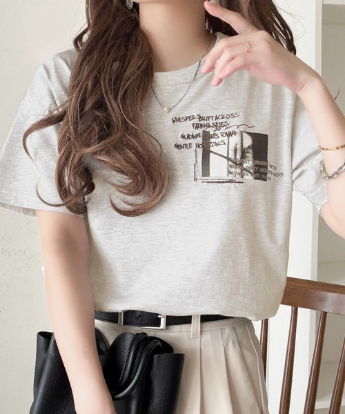 ラフでも品格、シンプルでも存在感。オーガニックコットン混 綿100％ グラフィック飛び刺繍フォトTシャツ（半袖） ce1260537