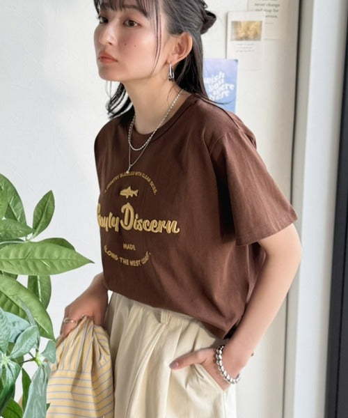 《JaVaジャバコラボ》刺繍とプリントが織りなす唯一無二のデザイン。綿100％おさかな刺繍Tシャツ jv1050359