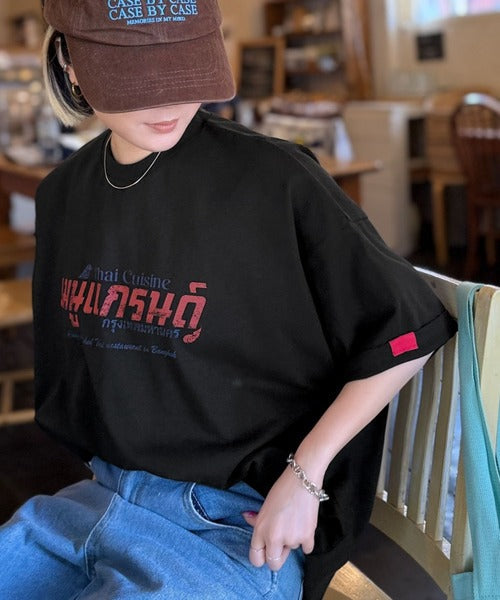 《JaVaジャバコラボ》お洒落見え確定。綿100％タイ料理メニュー風プリントルーズフィットTシャツ(オーバーサイズ) jv1029127