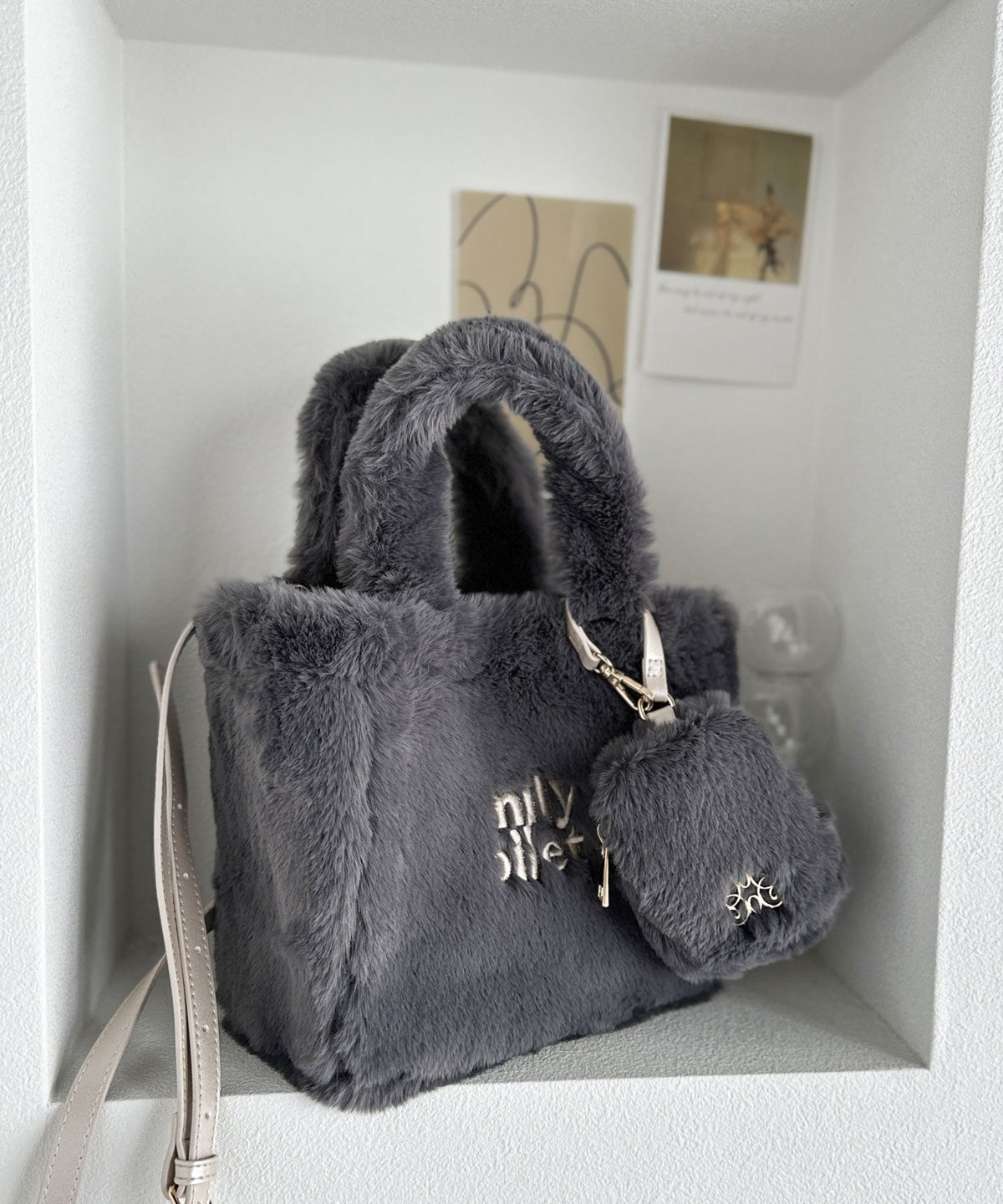 【mily bilet】ふわふわのファーで魅了する。ミニポーチ付きロゴ刺繍ファーショルダーバッグ mi1159036