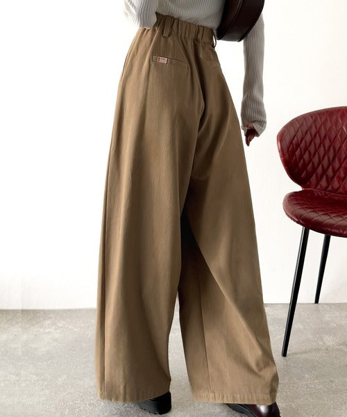 《JaVaジャバコラボ》カーブで魅せる、抜け感シルエット。綿100％コットンツイルバレルレッグタックパンツ jv1240111
