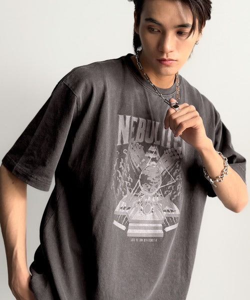 「1着でキマる。」ピグメント加工マットグラフィック柄Tシャツ / Pigment-Washed Matte Graphic T-Shirt co1150028