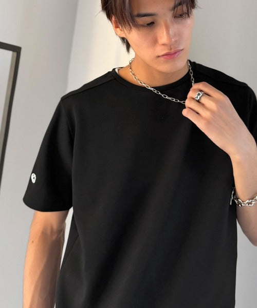 【接触冷感機能付き】肩切り替え袖刺繍ショート丈ダンボール素材Tシャツ／Shoulder Panel Cropped Double-Knit T-Shirt co1010055