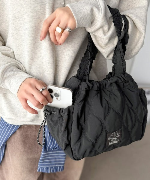 《JaVaジャバコラボ》可愛いだけじゃない。毎日持ちたくなる！フリル×キルティング ギャザーハンドルバッグ(ショルダー2WAY) jv1070274