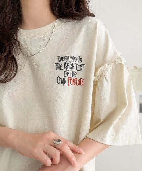 ほどよい甘さと抜け感を。大人かわいい綿100%袖フリル胸刺繍トップス(半袖) ce1020338
