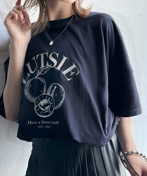 毎日のスタイルを楽しく彩る。前後2way裾ドロストフルーツグラフィックTシャツ ce1050269