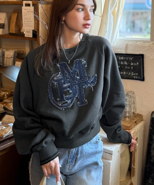 【mily bilet】ディティールの遊び心に一目ぼれ。デニムフリンジワッペン裏起毛ショート丈プルオーバー mi1329066