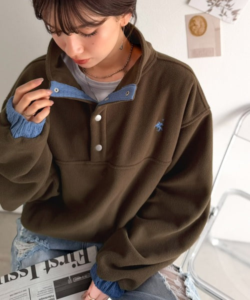 《JaVa ジャバコラボ》暖かさも、お洒落感も、欲張りに。胸刺繍ジャガード切り替えハーフボタンフリースプルオーバー jv1010674