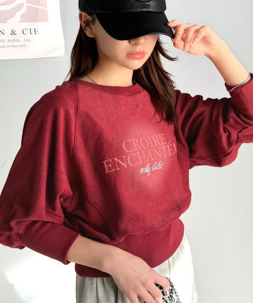 【mily bilet】カジュアルだけどこなれ感たっぷり。ラインストーン＆ぼかしプリント裏毛使いスウェットクロップド丈トップス mi1329014