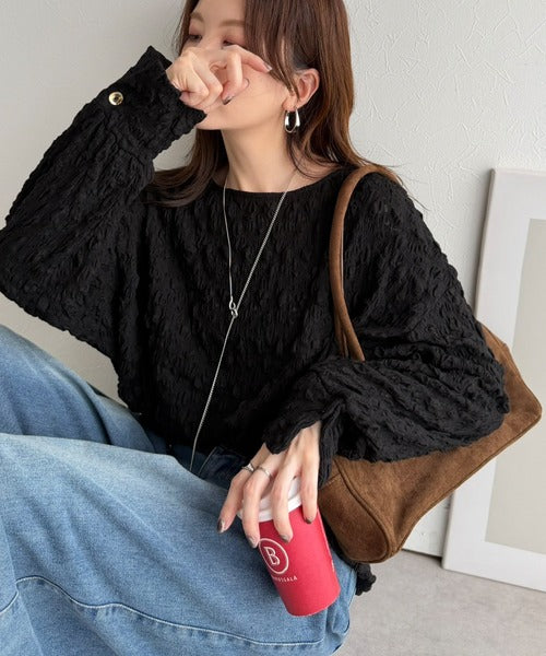 甘さは素材に、こなれ感はシルエットに。シャーリングジャガード素材ボリュームスリーブ袖ボタン使いコクーンシルエットプルオーバー（長袖） ce1050410