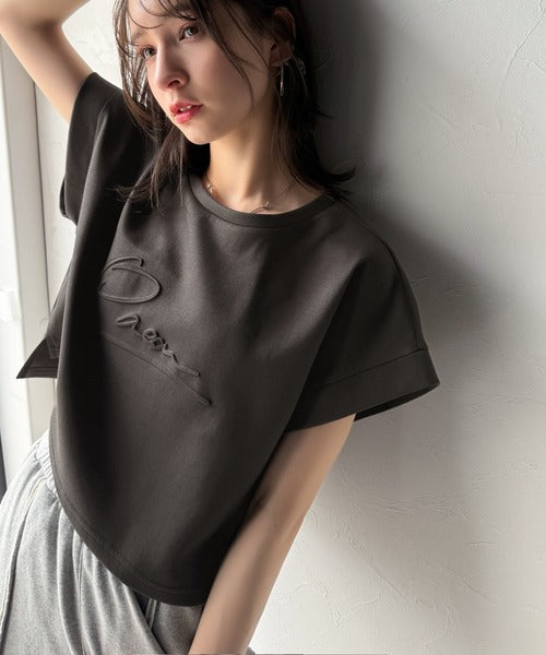 《JaVaジャバコラボ》上品な大人の抜け感。フロントPAEANエンボス加工半袖Tシャツ（ロゴ） jv1260427